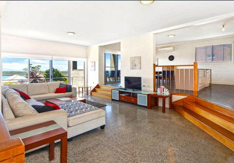 Summer Breeze @ Orient Point - Accommodation Gladstone 2