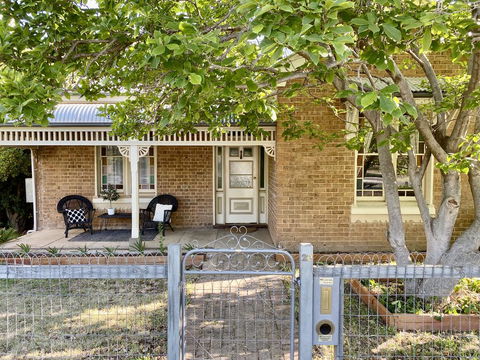 SUMMER HOUSE - CENTRAL LOCATION Near PARK - Accommodation Gladstone 3