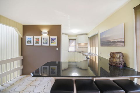 Summer Place - 24 Shearwater Street - Accommodation Gladstone 2