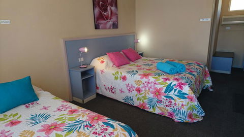 Sunflower Motel - Accommodation Gladstone 0