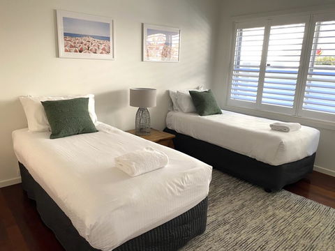 Sundecks - Accommodation Gladstone 2