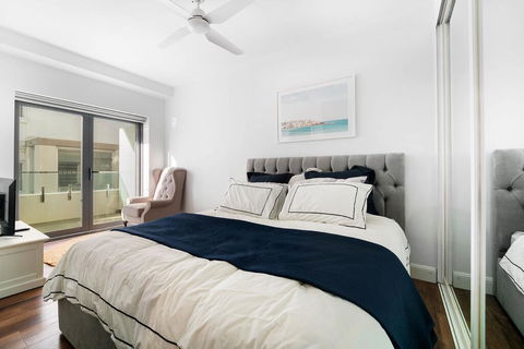 Sunlit 1 Bedroom Apartment Right At Bondi Beach - Accommodation Gladstone 3