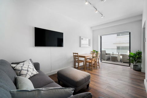Sunlit 1 Bedroom Apartment Right At Bondi Beach - Accommodation Gladstone 0