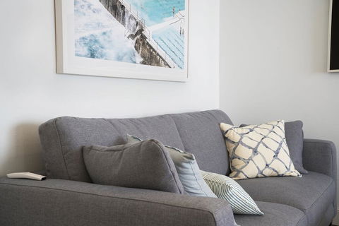 Sunlit 1 Bedroom Apartment Right At Bondi Beach - Accommodation Gladstone 2