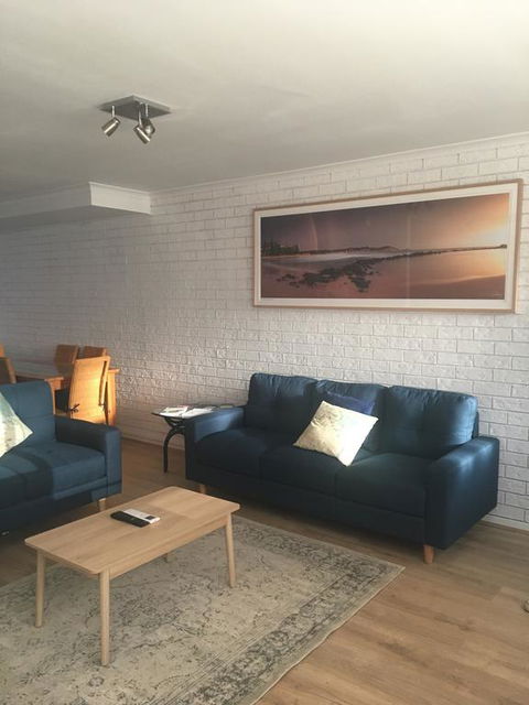 Sunlit Townhouse - Accommodation Gladstone 0