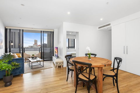 Sunny Modern Two-Bedroom Pad Steps From The Beach - Accommodation Gladstone 1