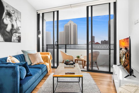 Sunny Modern Two-Bedroom Pad Steps From The Beach - Accommodation Gladstone 0