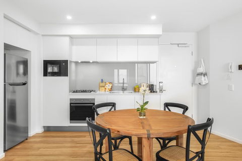 Sunny Modern Two-Bedroom Pad Steps From The Beach - Accommodation Gladstone 3
