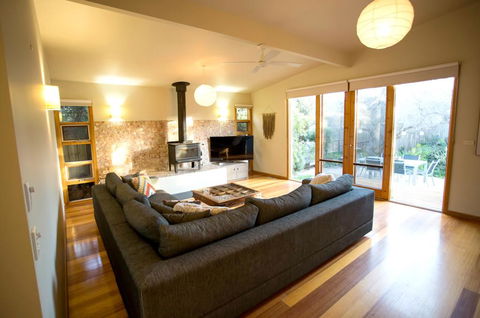 SUNNY DAZE - Accommodation Gladstone 0
