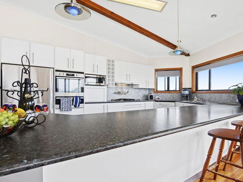 SunRay On Orama - Spacious With Great Views - Accommodation Gladstone 1
