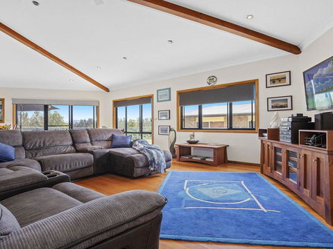 SunRay On Orama - Spacious With Great Views - Accommodation Gladstone 2