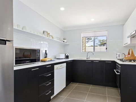 Sunset Beach - Situated Between Two Beaches And A Lake - Accommodation Gladstone 2
