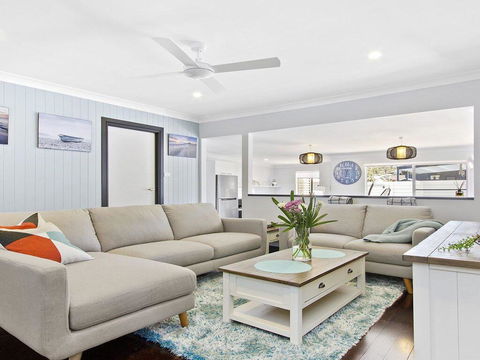 Sunset Beach - Situated Between Two Beaches And A Lake - Accommodation Gladstone 0