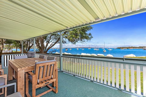 Sunset Beach House - Soldiers Point Sleeps 9 - Accommodation Gladstone 0