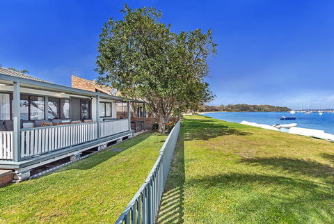 Sunset Beach House - Soldiers Point Sleeps 9 - Accommodation Gladstone 1