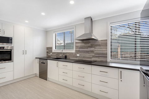 Sunset Beach House - Soldiers Point Sleeps 9 - Accommodation Gladstone 3