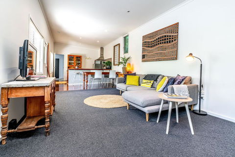 SUNSET BEACH SHACK On SURF - Accommodation Gladstone 1