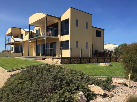 Sunset Cove Beach House - Accommodation Gladstone 0
