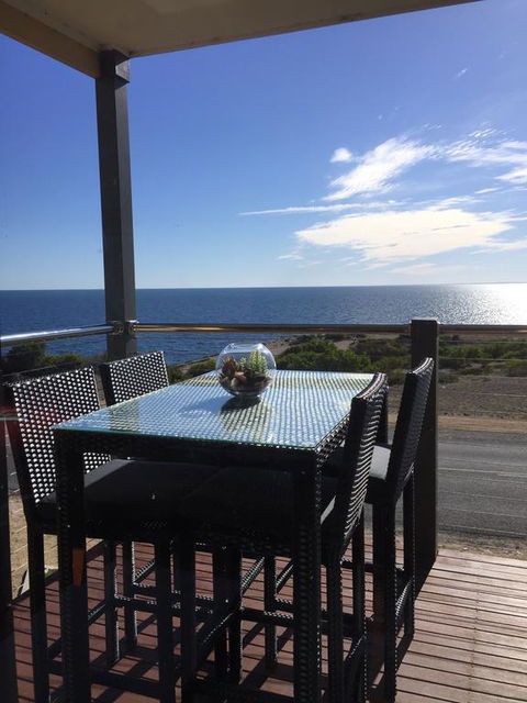 Sunset Cove Beach House - Accommodation Gladstone 1