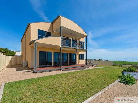 Sunset Cove Beach House - Accommodation Gladstone 0