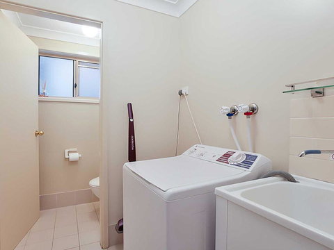 Sunset On Birubi' - Pet Friendly, Air Con, Water Views, WIFI And Outdoor Spa - Accommodation Gladstone 2