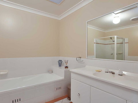 Sunset On Birubi' - Pet Friendly, Air Con, Water Views, WIFI And Outdoor Spa - Accommodation Gladstone 1