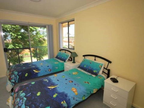 Sunset Place' 1/29 Sunset Boulevard- Gorgeous Townhouse So Close To The Water - Accommodation Gladstone 3