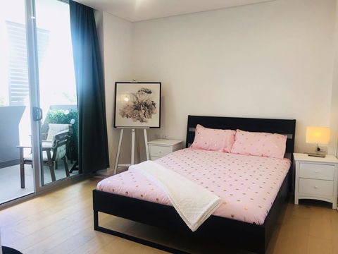 Sunset View 2 Bedroom Apt Next To Station - Accommodation Gladstone 0