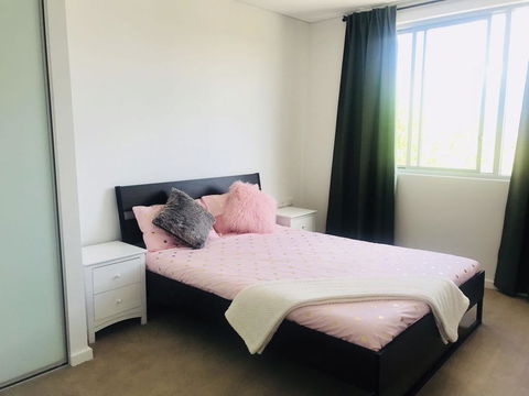 Sunset View 2 Bedroom Apt Next To Station - Accommodation Gladstone 2
