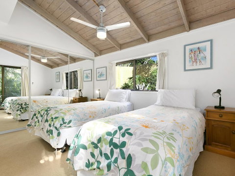 Sunshine Beach Serenity And Pet Friendly ! 9 Seaview Terrace, Sunshine Beach, QLD 4567 - Accommodation Gladstone 3