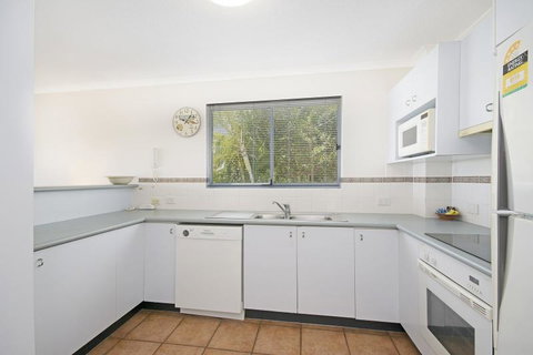 Sunshine Cove, Across The Road From The Beach - Accommodation Gladstone 3