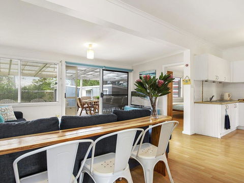 Sunshine Dazed - Walk To Shops And Cafes - Accommodation Gladstone 3