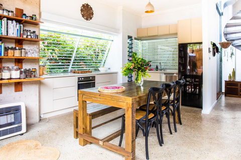 Sunworship Villas 3 And 4 - Accommodation Gladstone 0