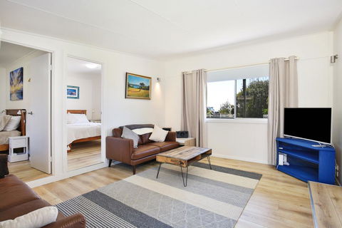 Surf Shack - Pet Friendly - 1 Min Walk To Beach - Accommodation Gladstone 2
