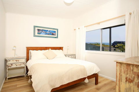 Surf Shack - Pet Friendly - 1 Min Walk To Beach - Accommodation Gladstone 3