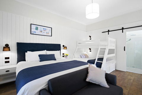 Surfaris Retreat - Accommodation Gladstone 0