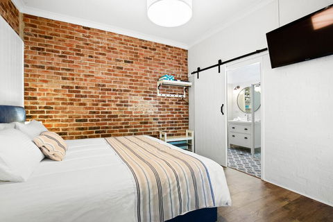 Surfaris Retreat - Accommodation Gladstone 1