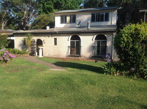 Surfer's Rest In Berrara - Accommodation Gladstone 0