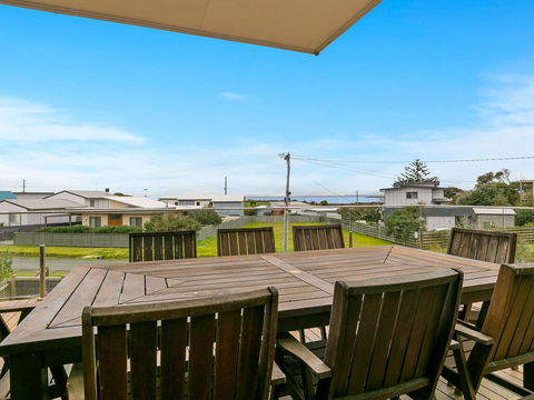 Swan Bay Views - Accommodation Gladstone 3