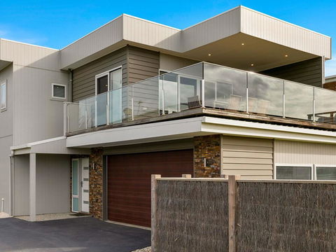 Swan Bay Views - Accommodation Gladstone 2