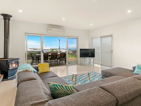 Swan Bay Views - Accommodation Gladstone 1