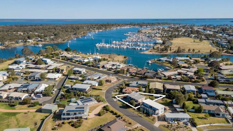 Tanjil - A Stroll From The Water In Paynesville - Accommodation Gladstone 0