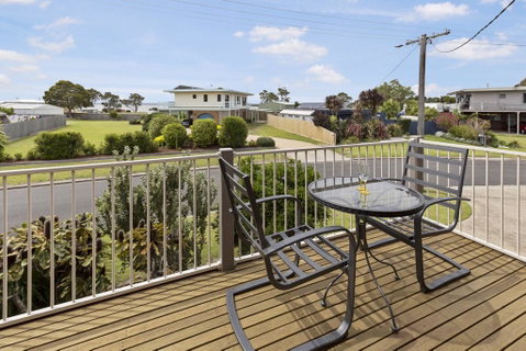 Tanjil - A Stroll From The Water In Paynesville - Accommodation Gladstone 1