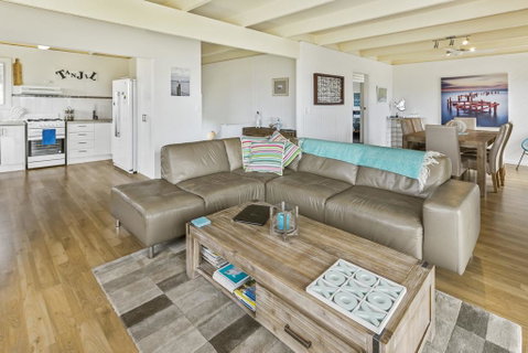 Tanjil - A Stroll From The Water In Paynesville - Accommodation Gladstone 3