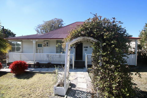 Tenterfield Historic C1895 Cottage - Accommodation Gladstone 1