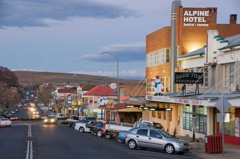 The Alpine Hotel - Accommodation Gladstone 1
