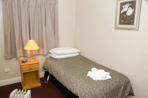 The Alpine Hotel - Accommodation Gladstone 3