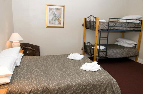 The Alpine Hotel - Accommodation Gladstone 2