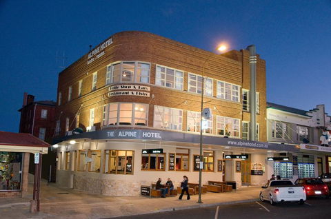 The Alpine Hotel - Accommodation Gladstone 0