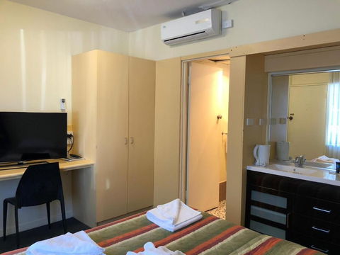 The Astor Suites - Accommodation Gladstone 1